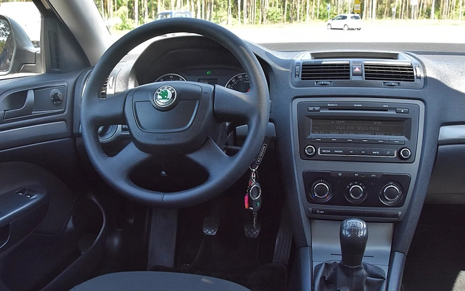 Skoda Octavia cena 19900 przebieg: 200000, rok produkcji 2011 z Kielce małe 667